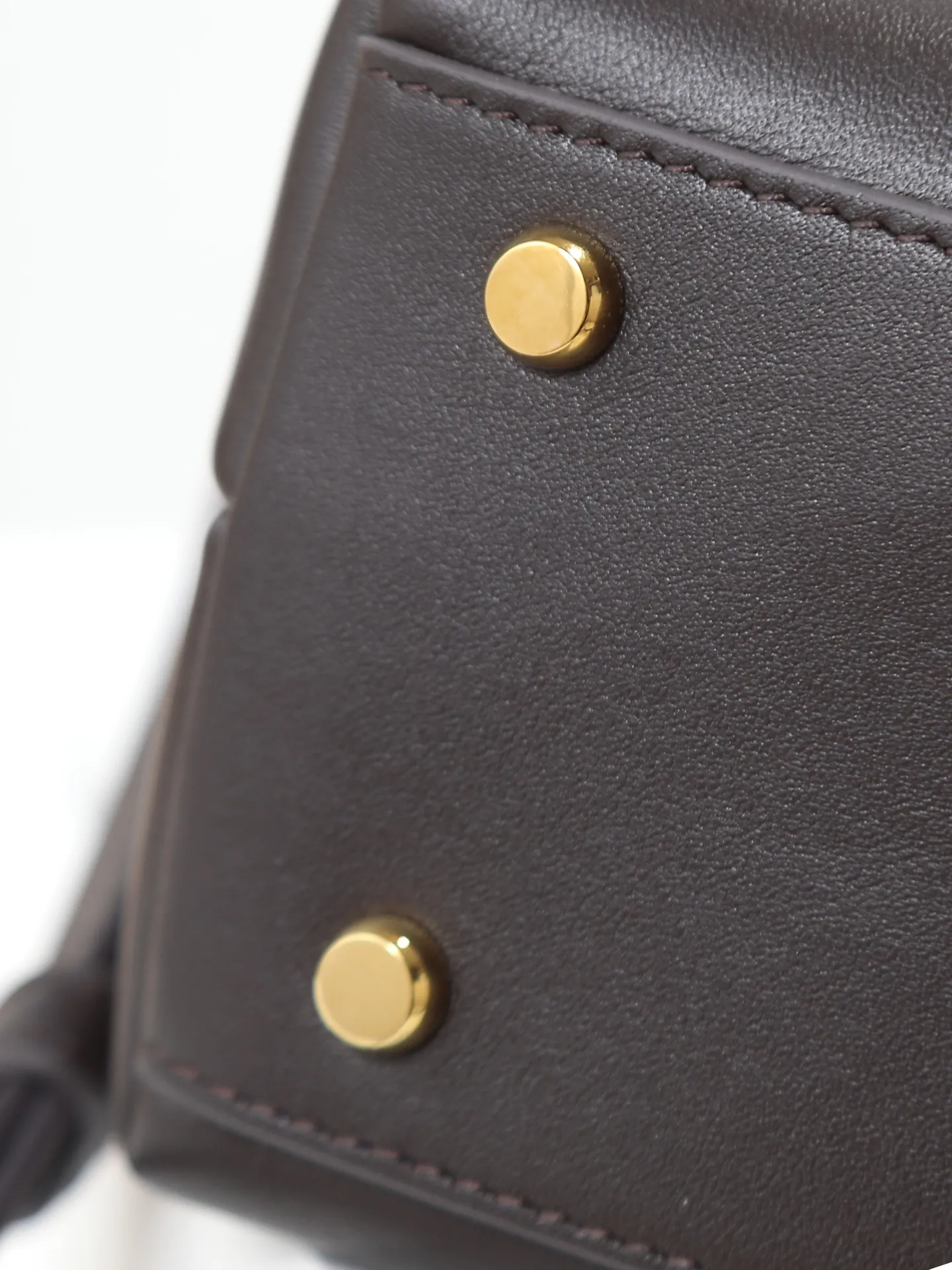 1150. Bottega Veneta's latest Ciao Ciao bag is a two-way flap handbag in silky cowhide, decorated with signature twist details, hidden hook closure, the flap can be fastened to the front, or connected to the INTRECCIATO woven internal pocket, with an adjustable and removable crossbody strap, an internal compartment, and a zippered pocket. The surprise flap has various shapes. Style 1 - Cover the bag surface, exposing the knot and knot decoration. Style 2 - Place the flap inside the bag. A buckle is also designed. Style 3 - The U-shaped position of the top handle in the hand bag. Style No.: 835835 Size: 26*19*10.5cm